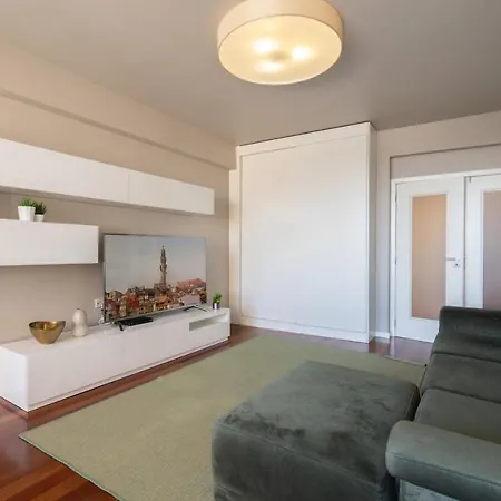 Carolina Roomy & Modern *